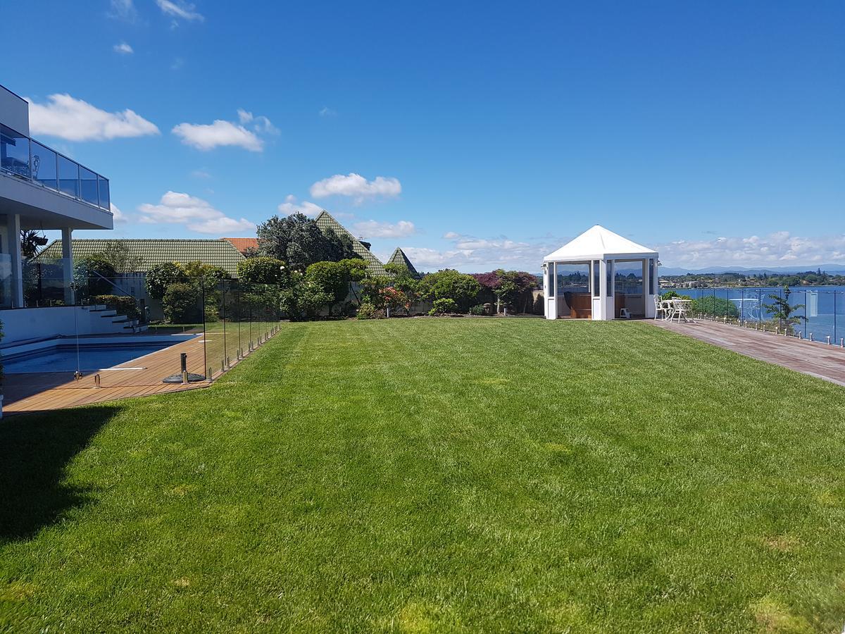 Spectacular Lakefront Home Таупо Екстериор снимка