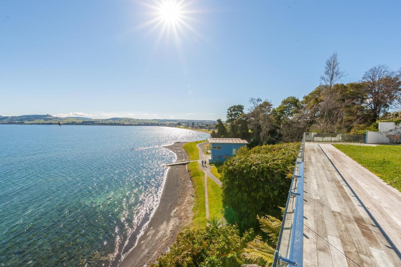 Spectacular Lakefront Home Таупо Екстериор снимка