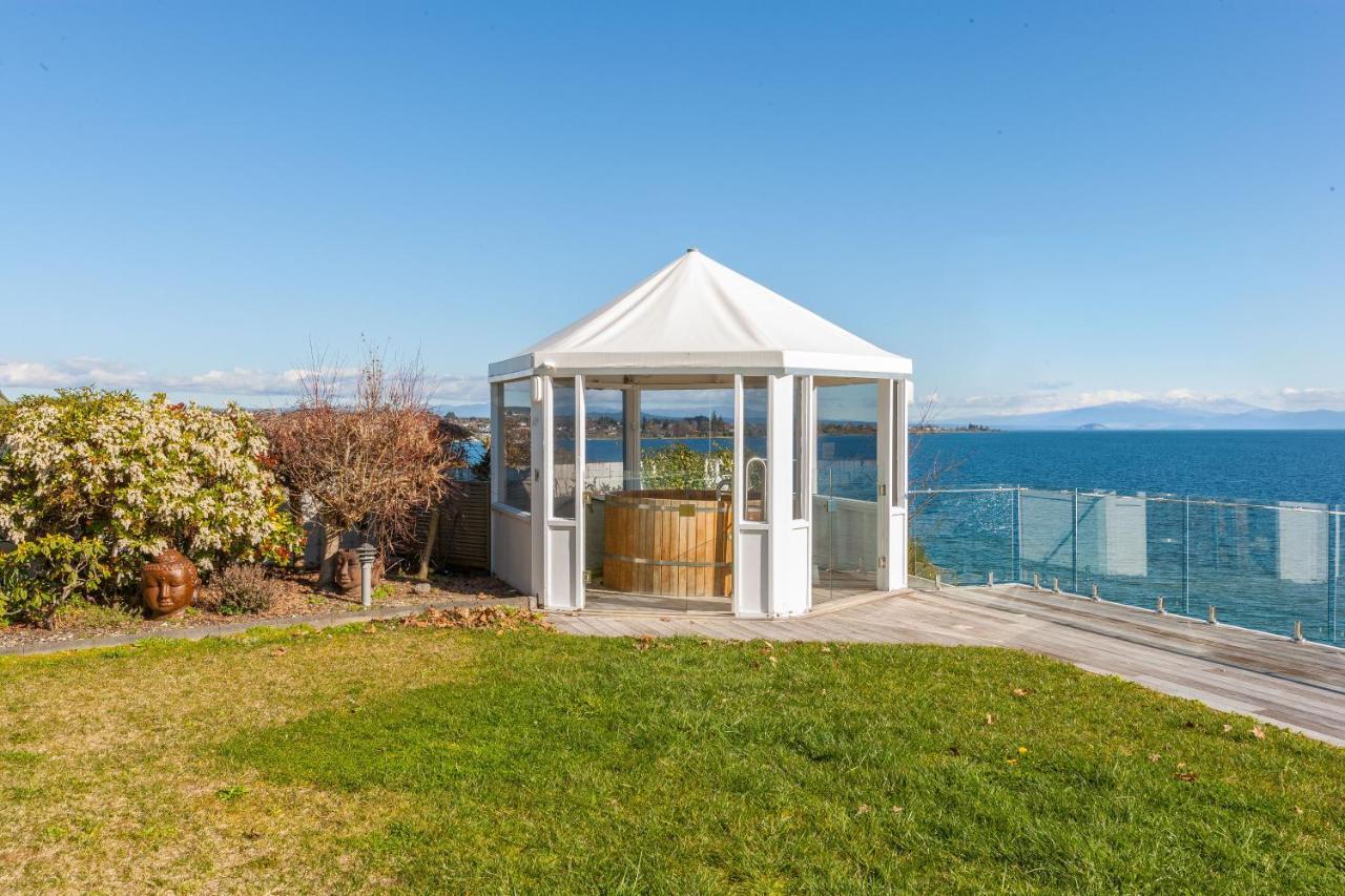 Spectacular Lakefront Home Таупо Екстериор снимка