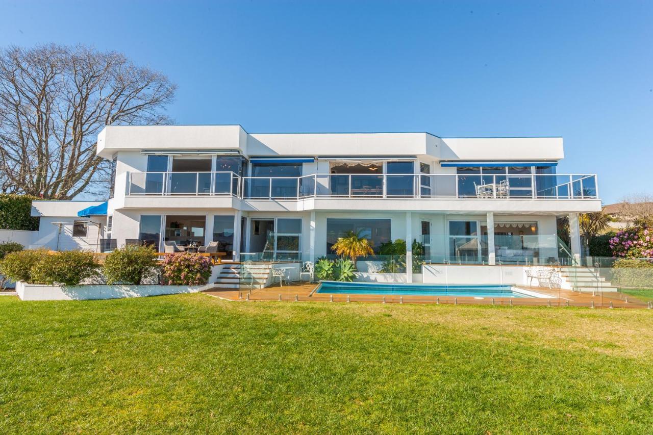 Spectacular Lakefront Home Таупо Екстериор снимка
