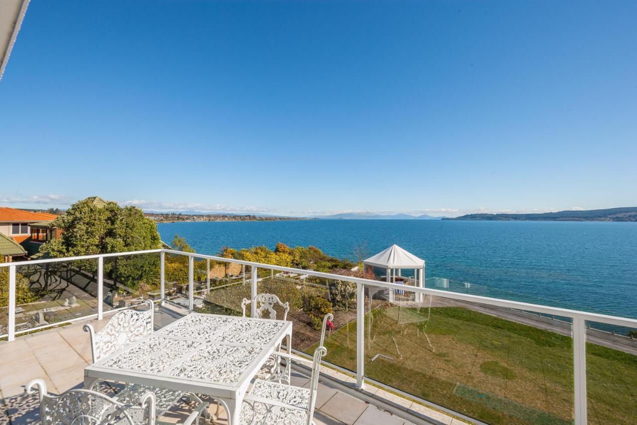 Spectacular Lakefront Home Таупо Екстериор снимка